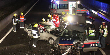Geisterfahrer rast in Polizeiauto 