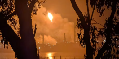 60 Meter hohe Flammen: &Ouml;lraffinerie brennt