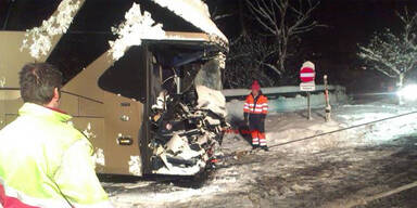 Reisebus rammt LKW - 20 Verletzte
