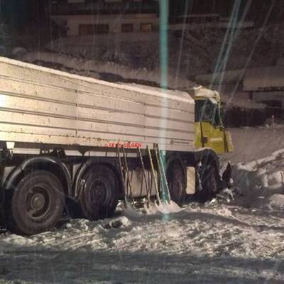 Reisebus rammt LKW - 20 Verletzte