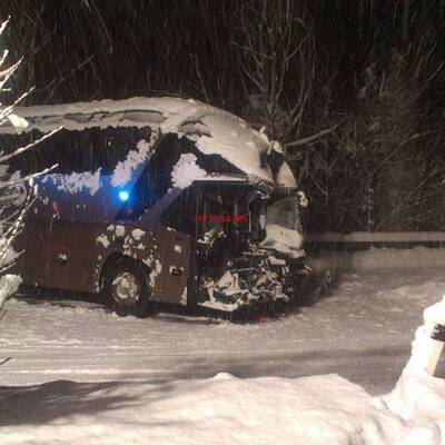 Reisebus rammt LKW - 20 Verletzte