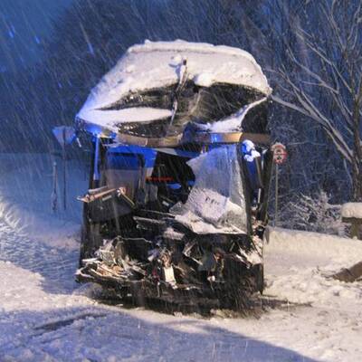 Reisebus rammt LKW - 20 Verletzte