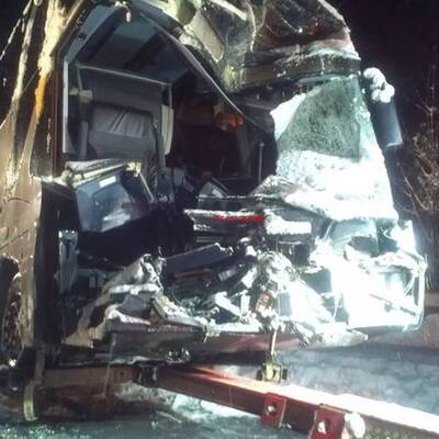 Reisebus rammt LKW - 20 Verletzte