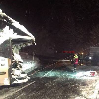 Reisebus rammt LKW - 20 Verletzte