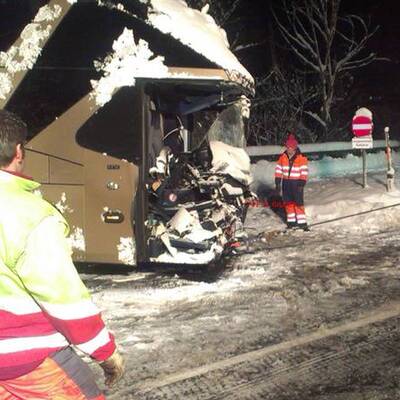Reisebus rammt LKW - 20 Verletzte