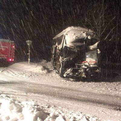 Reisebus rammt LKW - 20 Verletzte