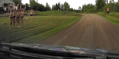 Rallye-Fans ziehen am Stra&szlig;enrand blank