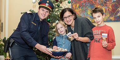 Wiener Polizei verteilt Gl&uuml;ckskekse mit Tipps