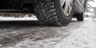 Auto &uuml;berschl&auml;gt sich auf glatter Fahrbahn