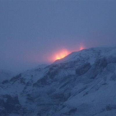 Vulkan in Island spuckt Feuer.