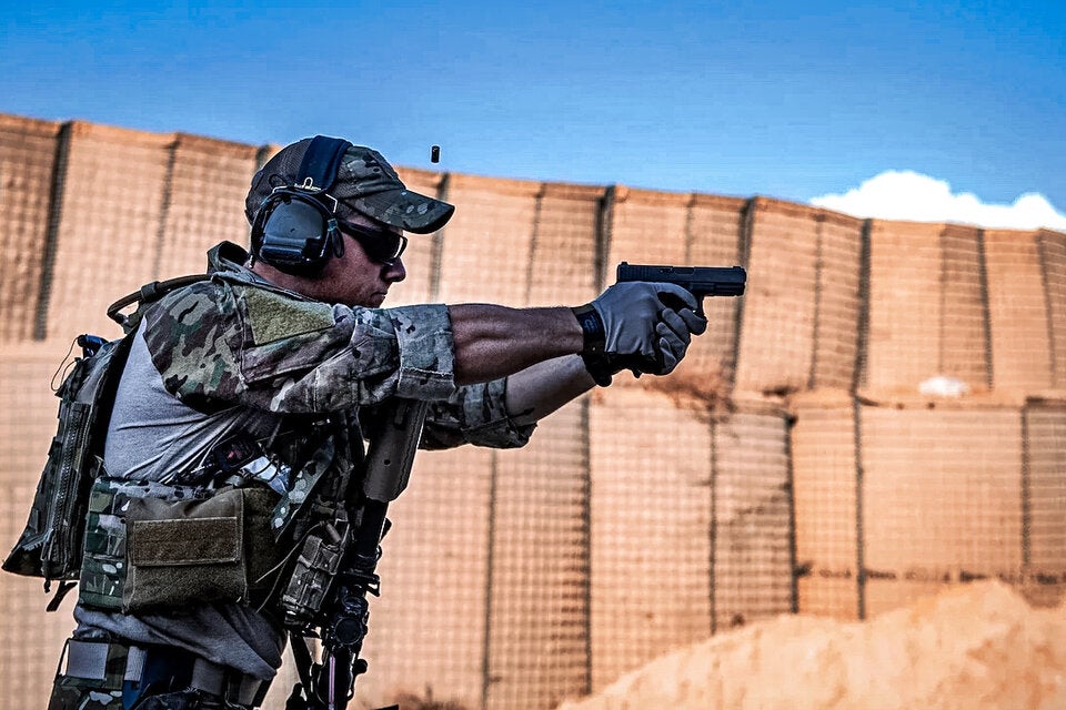 Air Force Elite Einheit mit Glock-Pistole