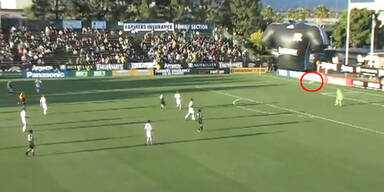 VIDEO: Goalie trifft mit Absto&szlig; ins Tor