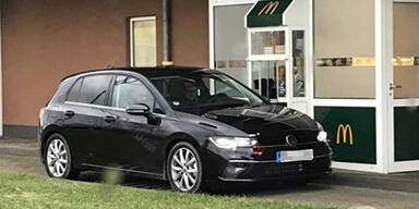 VW Golf VIII fast ungetarnt auf Testfahrt erwischt