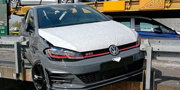 Autodiebe stürzen mit neuem GTI von Zug