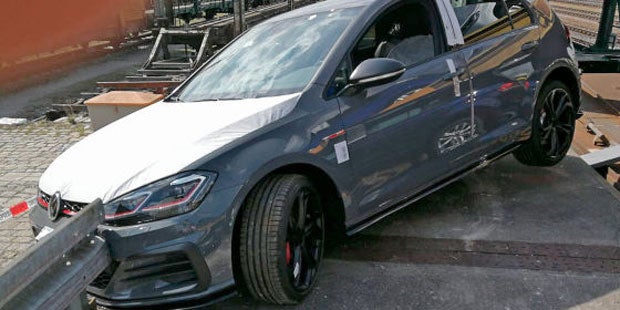 Autodiebe stürzen mit neuem GTI von Zug