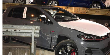 Autodiebe stürzen mit neuem GTI von Zug
