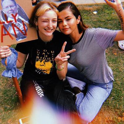 Alissa Milano zeigt ihren Widerstand gegen Wafengewalt