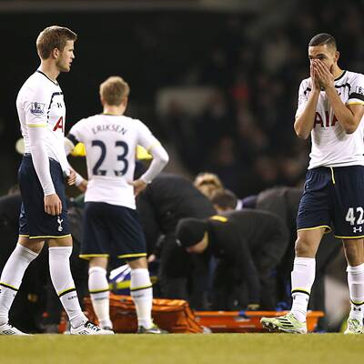 Swansea-Star Bafetimbi Gomis kollabiert am Spielfeld