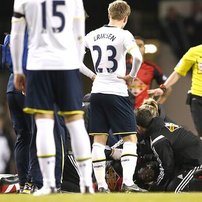 Swansea-Star Bafetimbi Gomis kollabiert am Spielfeld