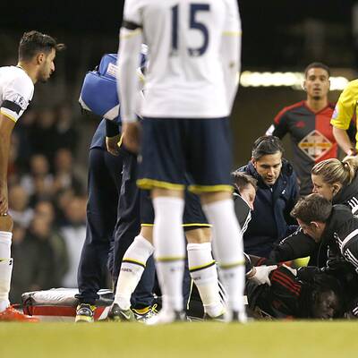 Swansea-Star Bafetimbi Gomis kollabiert am Spielfeld