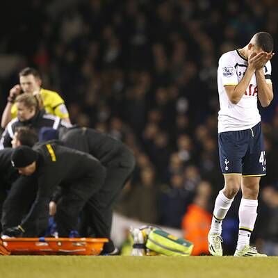 Swansea-Star Bafetimbi Gomis kollabiert am Spielfeld