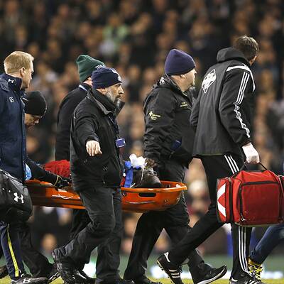 Swansea-Star Bafetimbi Gomis kollabiert am Spielfeld