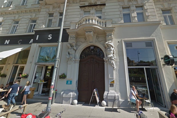 Balkon kracht direkt auf Straße in Wien