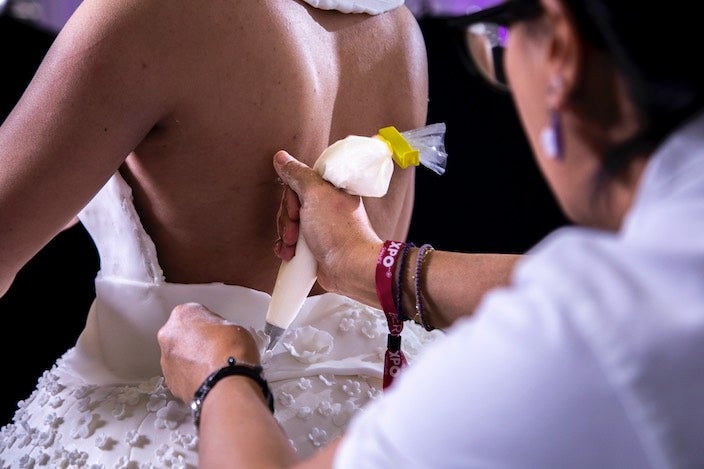 Weltrekord: Skurriles Tortenkleid kann man essen UND anziehen