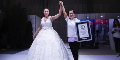 Weltrekord: Skurriles Tortenkleid kann man essen UND anziehen