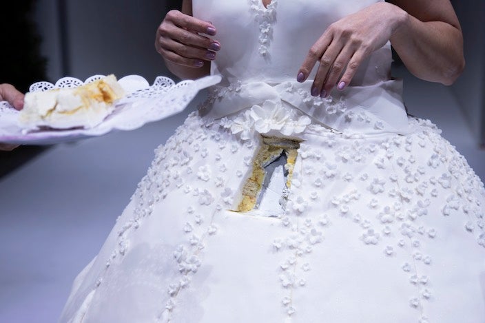 Weltrekord: Skurriles Tortenkleid kann man essen UND anziehen