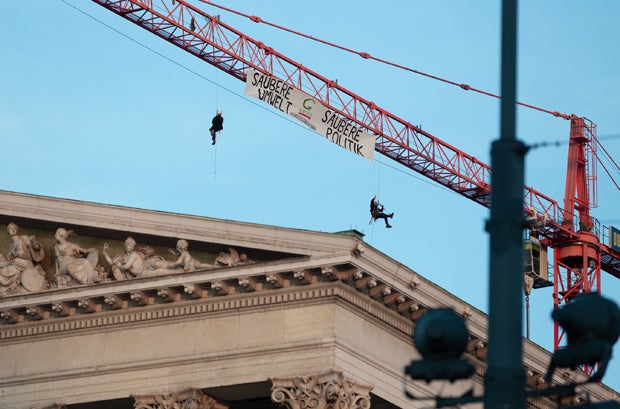 Die Grünen Wien entrollen Banner auf Baukran über Parlament