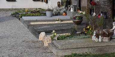 Gr&auml;ber am Friedhof Weigelsdorf ge&ouml;ffnet