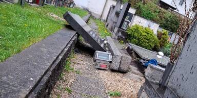 Person unter Grabstein eingeklemmt