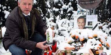 Unbekannte stellten Haider-Grabstein auf