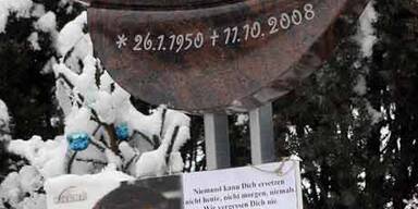 Unbekannte stellten Haider-Grabstein auf