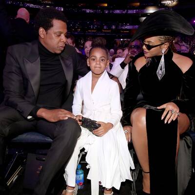 Schauspielerin Katie Holmes posiert für das Foto