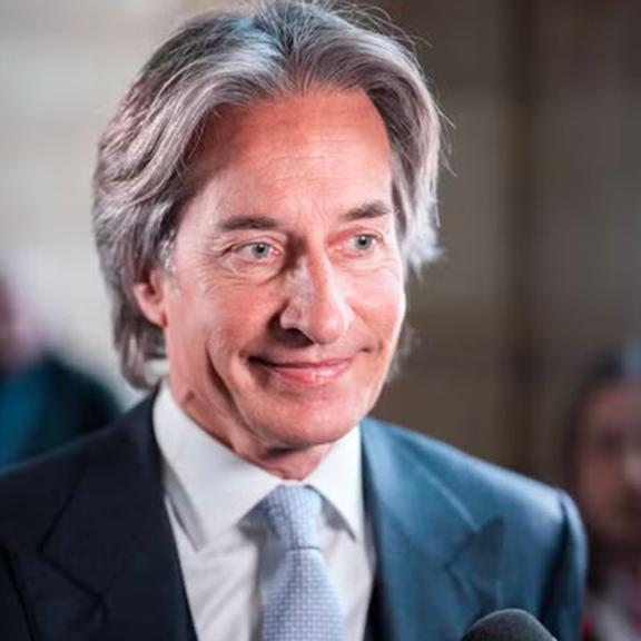 Grasser ist frei! Ex-Minister darf mit Fußfessel Haft verlassen