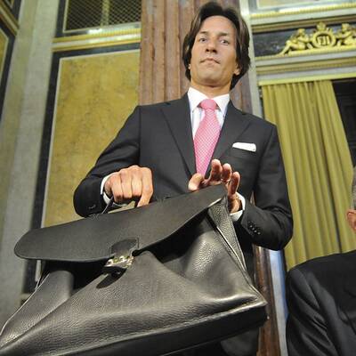 KHG überraschte mit einer rosa Krawatte