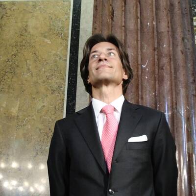 KHG überraschte mit einer rosa Krawatte