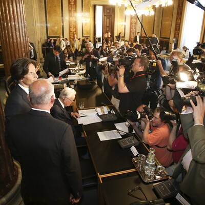 KHG überraschte mit einer rosa Krawatte