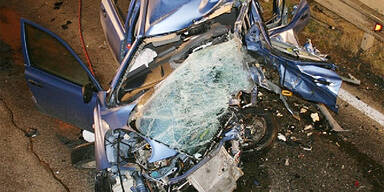 Lkw auf Gegenfahrbahn: Frau tot