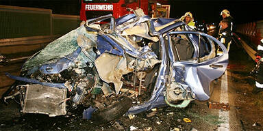 Lkw auf Gegenfahrbahn: Frau tot