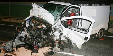 Lkw auf Gegenfahrbahn: Frau tot