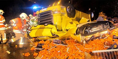 Lkw stürzt auf Autobahn - Lenker tot