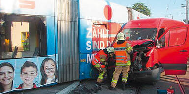 Lkw schob bei Unfall Bim aus Schienen