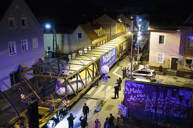 Hier kommt Flugzeug auf Grazer Hoteldach
