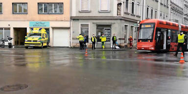 Rettungsfahrer bei Rot in Kreuzung &ndash; Patientin tot