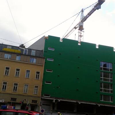  Der Dachstuhl eines Gebäudes in der Innenstadt stand in Vollbrand.