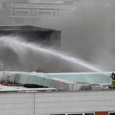  Der Dachstuhl eines Gebäudes in der Innenstadt stand in Vollbrand.