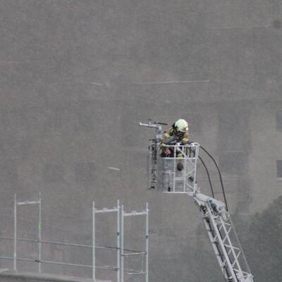  Der Dachstuhl eines Gebäudes in der Innenstadt stand in Vollbrand.